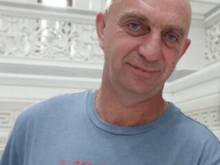 Женщина барбер на дому