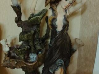 Продам фарфоровую статуэтку девушка у фонтана