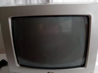Продаю телевизор LG 37 см. Цена= 250 рублей. Вайбер. Телеграмм.
