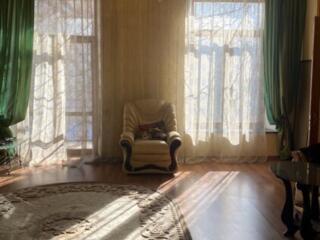 Продам четырехкомнатную квартиру в центре города на Пироговской