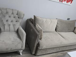 Mobilă moale aproape noi.