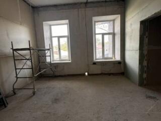 Пропонується до продажу велика 5-кімнатна квартира загальною площею ..