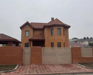 Продам капитальный 2-х этажный дом в центре Фонтанки (ТЦ "Ривьера