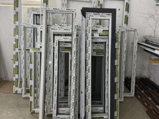 Компания распродаёт новые двери и окна ПВХ.