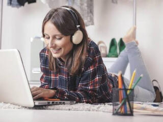 Ведущий(ая) прямых эфиров (удалённо)