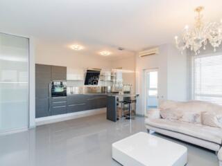 Vă propunem spre chirie apartament cu o odaie și living, într-un bloc 