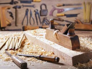 Требуется профессиональный столяр