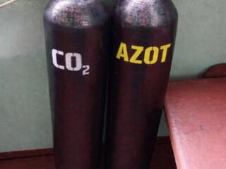 Баллоны с углекислотой и азотом.