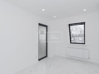 Se oferă spre chirie spațiu comercial, la prima linie, în centrul ...