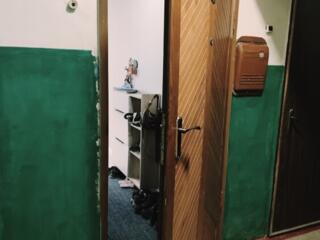 Продам железную входную дверь.