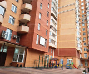 Продажа трехкомнатной квартиры в центре города на улице Пишоновской