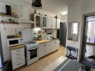 Продам одноэтажный дом на 2 сотках земли в Червоном хуторе.