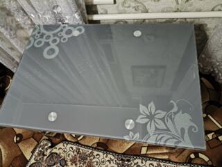 Стол и стулья.