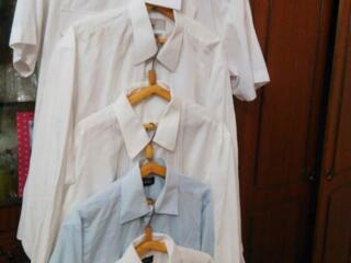 Белые рубашки, как для форменной одежды, костюмы светлые и тёмные бу