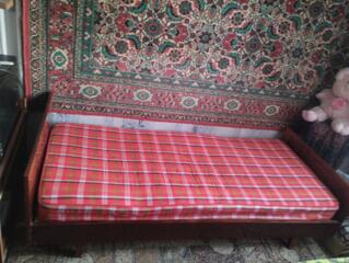 Кровать с матрасом, диван--книжка.