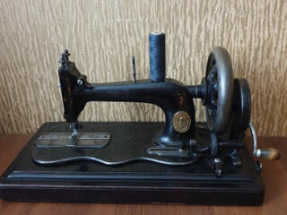 Швейная машинка, Стол,