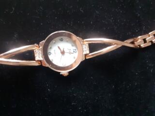 Продам новые женские часы