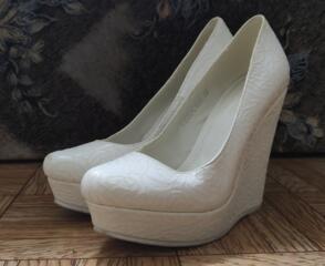 Продам белые туфли