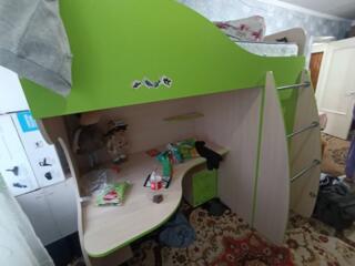 Компьютерный стол с кроватью на втором этаже и шкафом