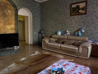 Продам 3х комнатную  в центре.