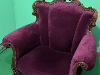 Кресло в королевском стиле