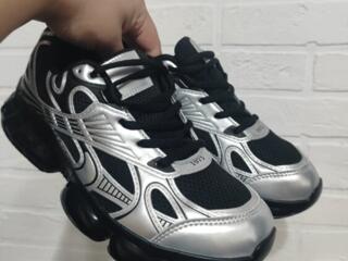 Продам новые кроссовки