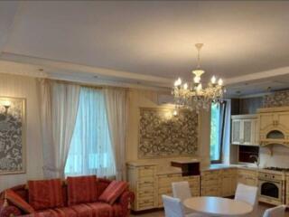 Продам трехэтажный дом 400 кв. м., Совиньон.