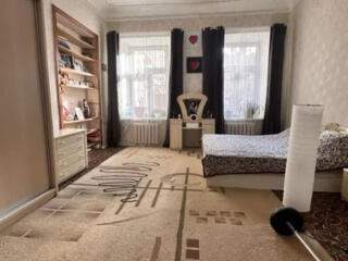 Продам 2х комнатную  квартиру в центре, по улице Пастера.