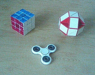 Игрушки новые и б/у, кукла, пищалки, машинки, пластилин и др.