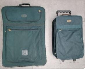 Продаются два Чемодана размер большой 72×50×26 см. средний 57×34×20 см.