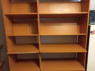 Стеллажи деревянные разные, коричневые и белые