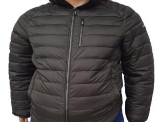 Зимняя куртка на двойном синтепоне с тёплой подкладкой.