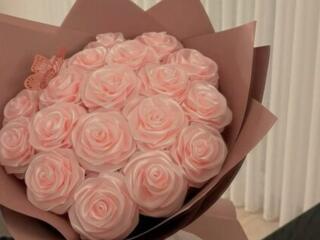 Эксклюзивные букеты роз из атласных лент ручной работы