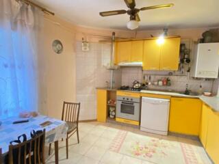 Продам 3-х комнатную квартиру в центре на Нежинской