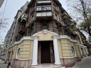 Продам три комнаты в коммуне в центре города, ул. Лейтенанта Шмидта.