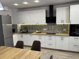 Начало Таирова. Трехкомнатная квартира с ремонтом.