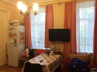 Продам 2 комнаты в коммуне 39 кв. м., ул. Спиридоновская/Асташкина.