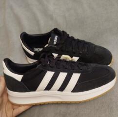 Продам новые оригинальные кроссовки Adidas