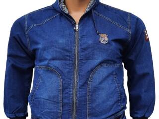 Джинсовая куртка с капюшоном.