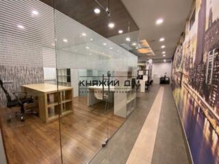 На оренду пропонується офісне приміщення на вулиці Євгена Коновальця .