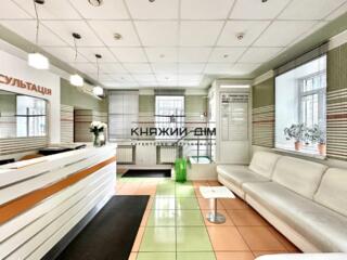 Фасад. Оренда нежитлового приміщення, обладнаного під клініку. ...