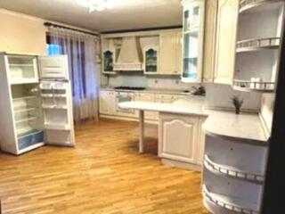 Просторная квартира возле парка Шевченко