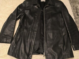 Продам кожаную женскую куртку в отличном состоянии. 42 размер.