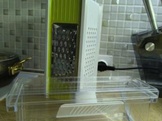 Универсальная четырехгранная терка с контейнером и защитой