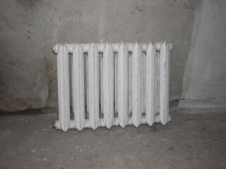 Чугунный радиатор 8 секций рабочий в хорошем состоянии - 300 лей.