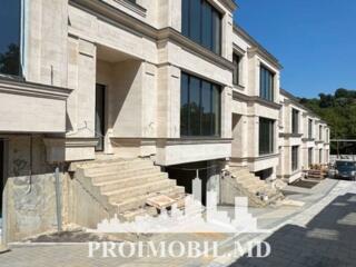 Vă propunem spre vânzare acest townhouse în2 nivele, amplasat în ...