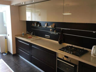 Продам  3х комнатную квартиру  , рядом центр.