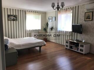 Продам теплый и уютный дом в с. Вита-Почтовая. Общая площадь 270 кв. .