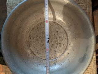 Посуда разная: тазы алюминиевые б/у сервизы миска и поднос