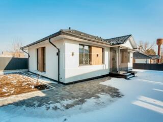 Spre vânzare casă modernă, cu trei dormitoare și living și curte ...